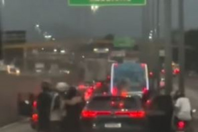 Bandidos roubam veículo durante horário de movimento na Avenida Brasil