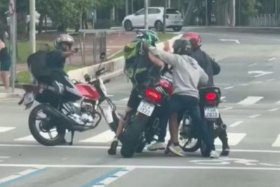 Criminosos cercam piloto e roubam moto de luxo em SP