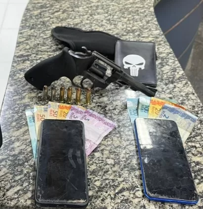 Polícia Militar prende dupla com arma de fogo no bairro Itatiquara