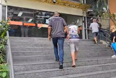 Motorista de ônibus é preso por homicídio após acelerar com vítima presa à porta