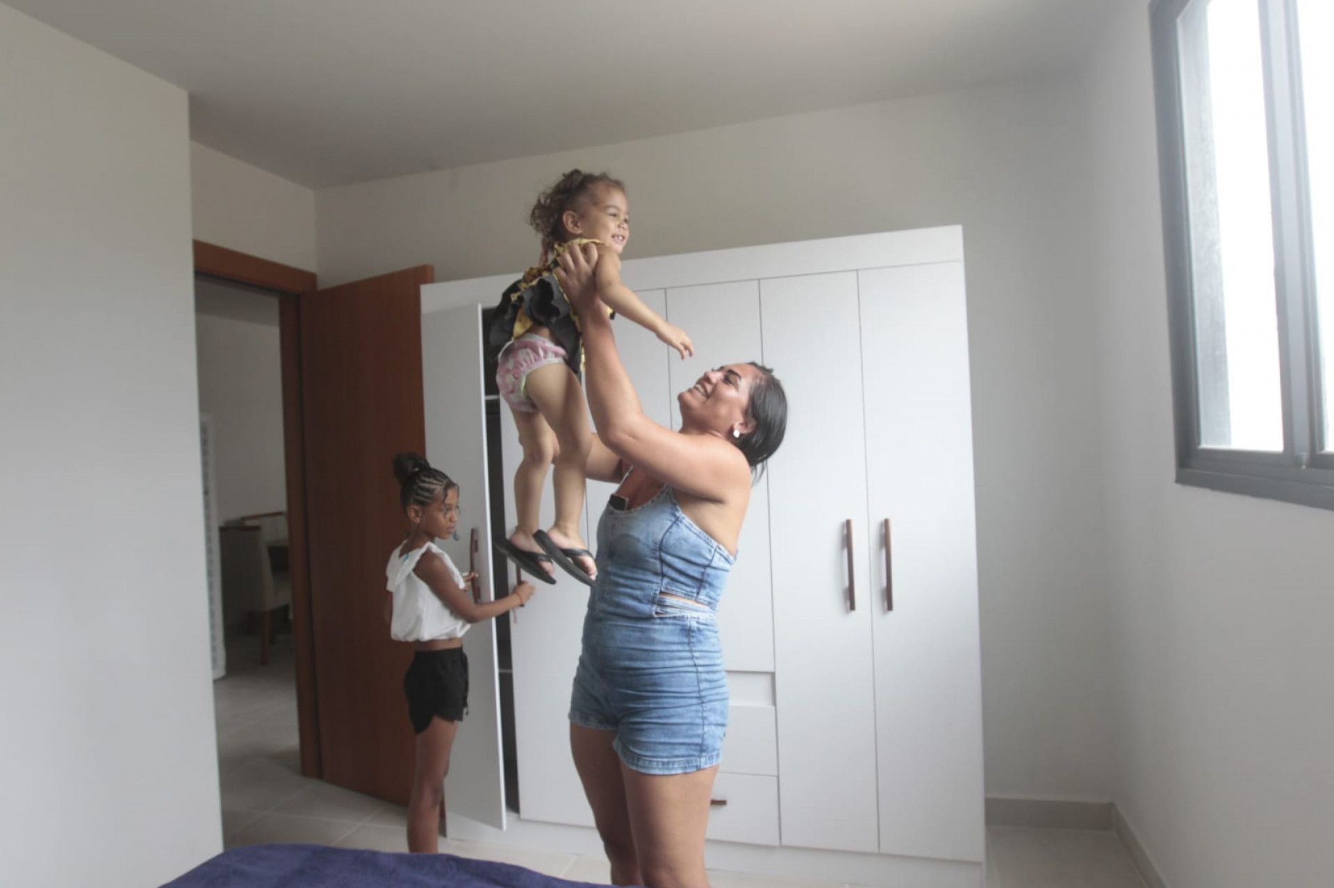 Rafaela do Nascimento com as duas filhas no apartamento do Morar Carioca - Reginaldo Pimenta / Agência O DIA