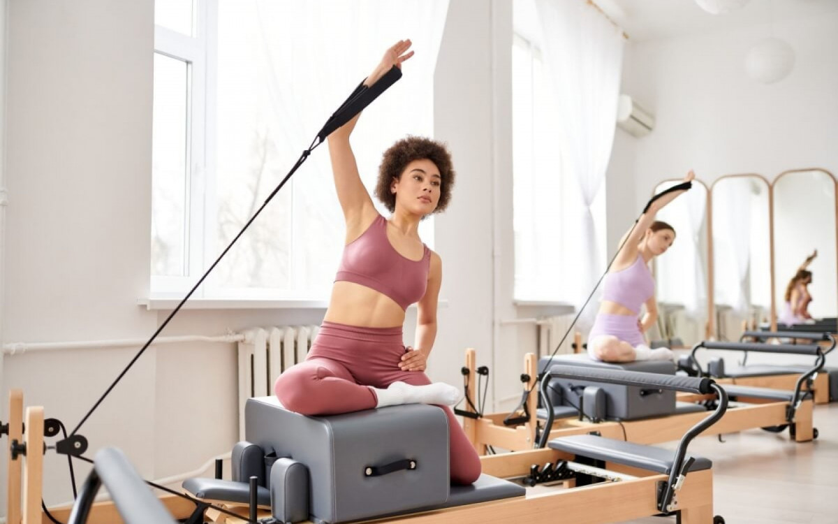 A prática do pilates promove o bem-estar físico e mental (Imagem: LightField Studios | Shutterstock)