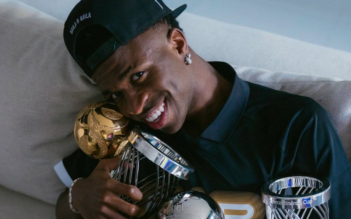 Vini Jr com os troféus de prêmios individuais que conquistou no ano