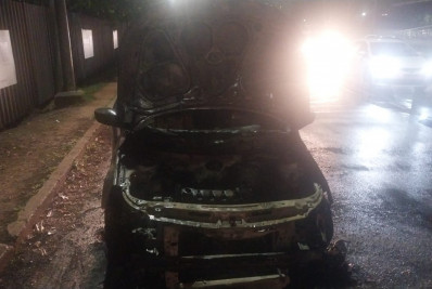 Carro pega fogo na Avenida das Américas