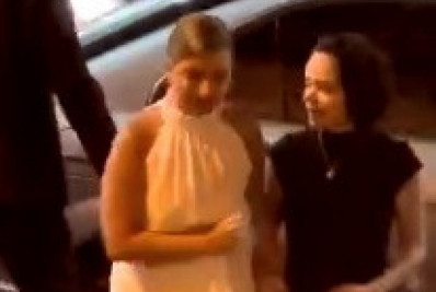 Noiva viraliza após ter buquê 'roubado' por ciclista em frente à igreja em Copacabana