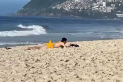 Vídeo: Homem é flagrado pegando sol pelado na Praia de Ipanema