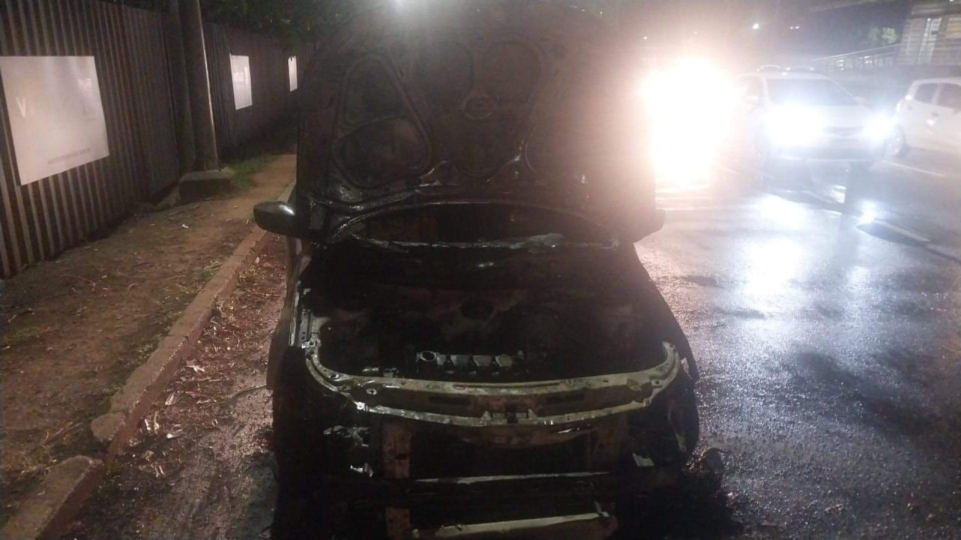 Carro pegou fogo na Avenida das Américas - @OperacoesRio
