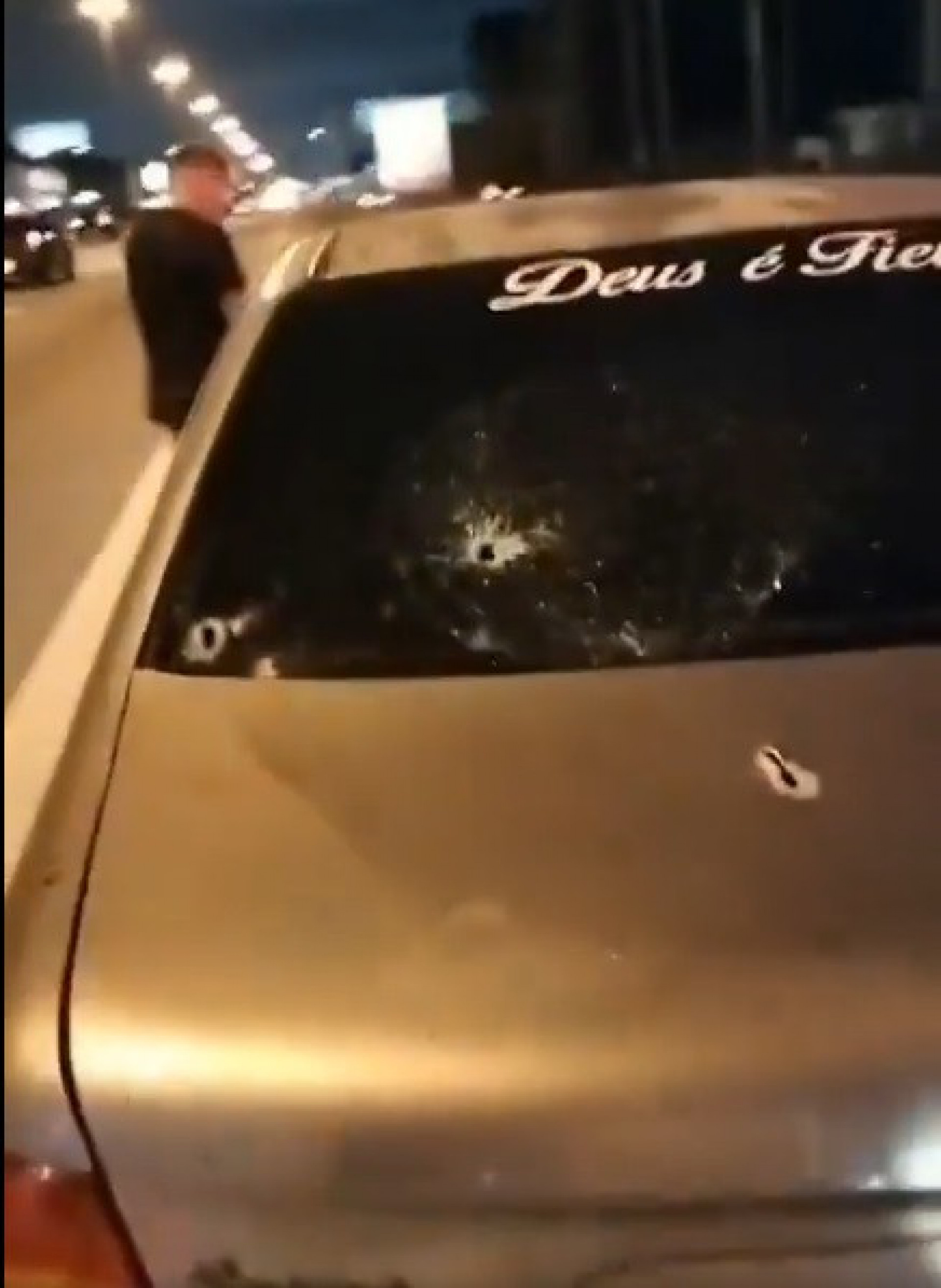 Veículo em que a jovem estava com a família ficou com diversas marcas de disparos