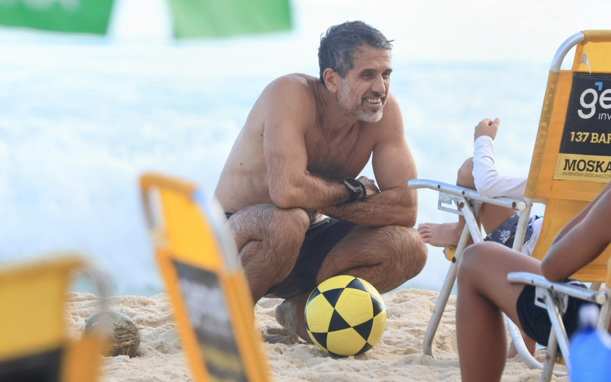 Eriberto Leão na Praia do Leblon com o filho mais novo, Gael 
