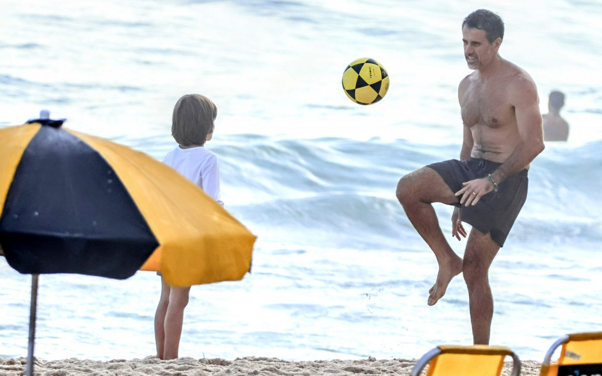 Eriberto Leão na Praia do Leblon com o filho mais novo, Gael 