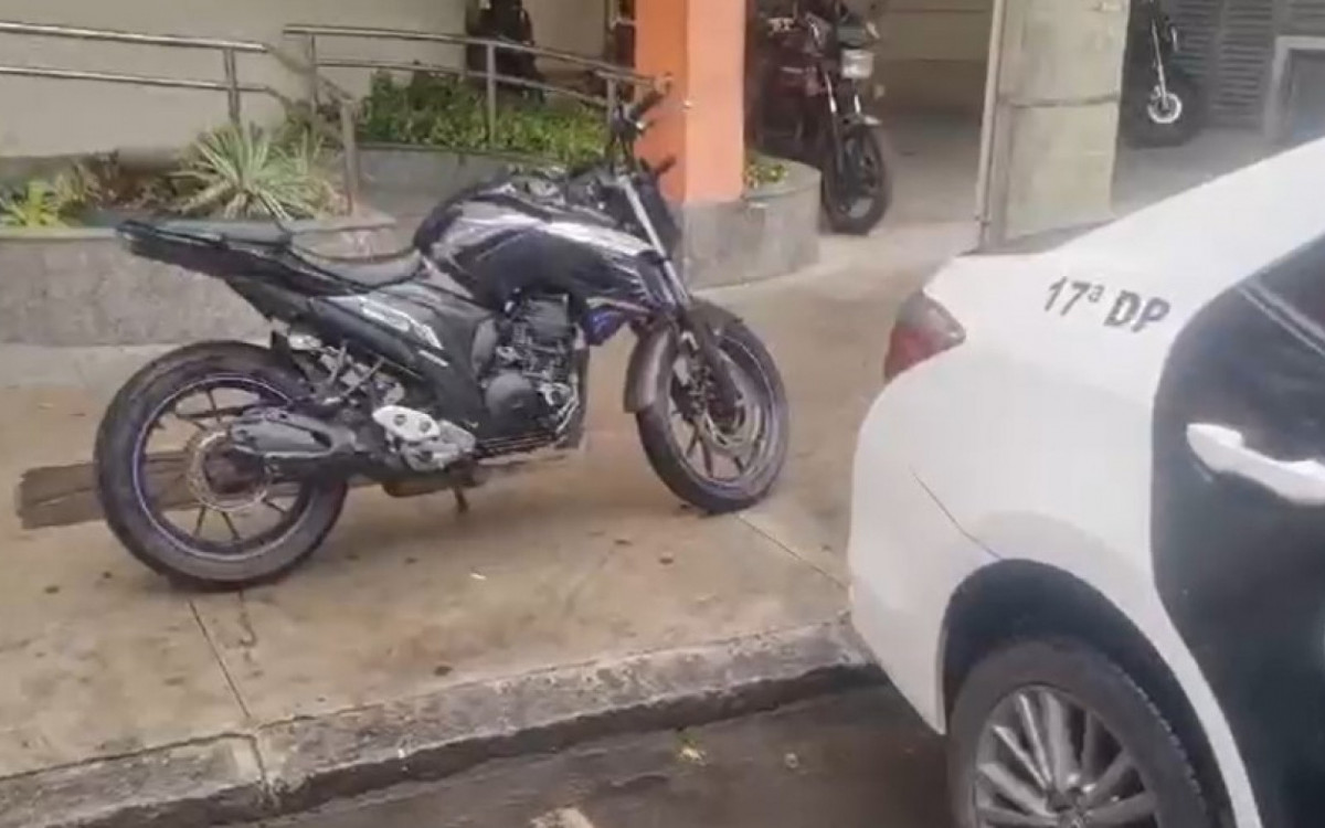 Moto da vítima foi encontrada na entrada da comunidade do Caju, próximo à Avenida Brasil