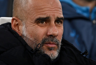 Guardiola se irrita e dá bronca em jovens: 'Querem viver a vida fazendo isso?'