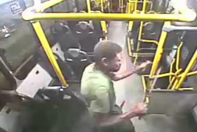 Vídeo: motorista de ônibus é agredida com pedaço de cano na véspera de Natal