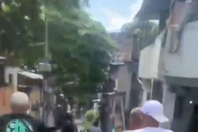 Vídeo mostra simpatizantes do Comando Vermelho comemorando tomada do Morro dos Macacos