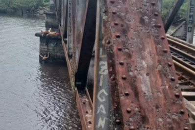 Mulher cai de ponte ao tentar tirar foto e é salva por cadarço amarrado pelo namorado