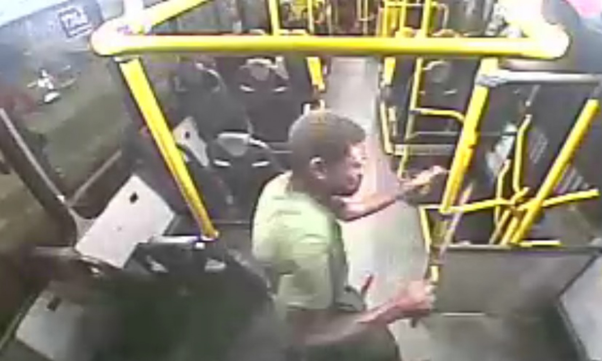 Homem que agrediu motorista entrou sem pagar pela porta de trás do coletivo da linha 275 - Divulgação