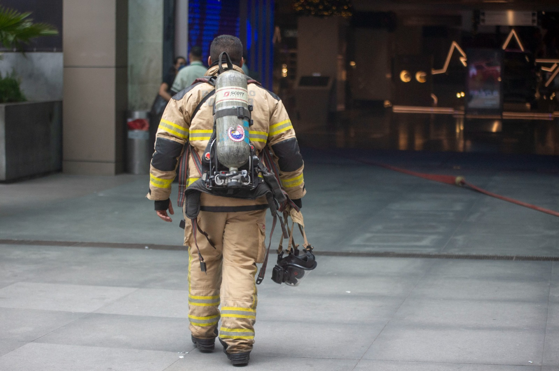 Bombeiros de três quartéis participaram da ação no local - Armando Paiva/Agência O Dia