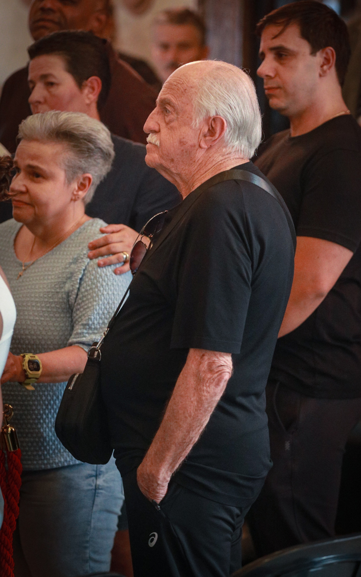 Ary Fontoura e Claudia Rodrigues comparecem ao velório de Ney Latorraca