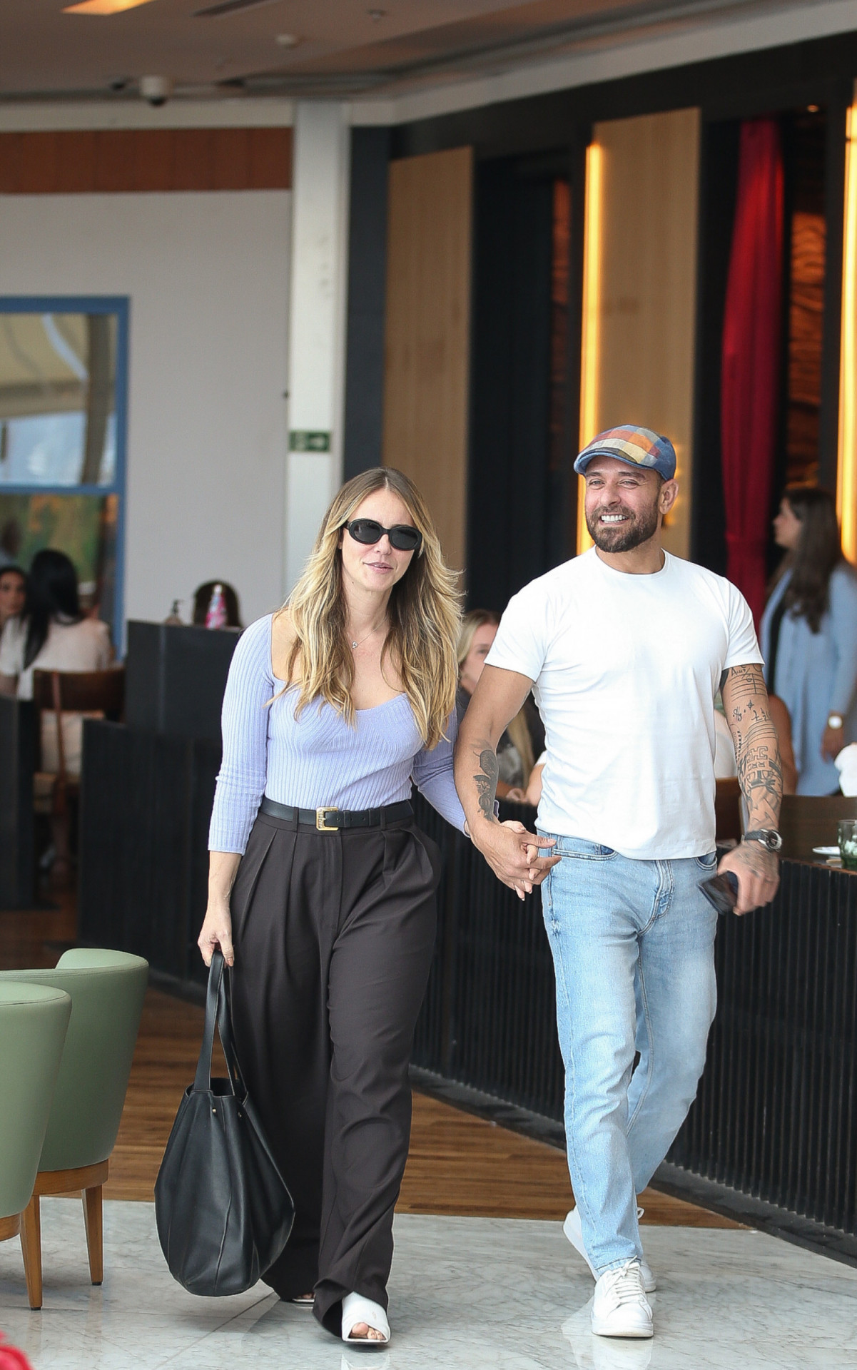 Paolla Oliveira e Diogo Nogueira aproveitam passeio romântico em shopping do Rio 
