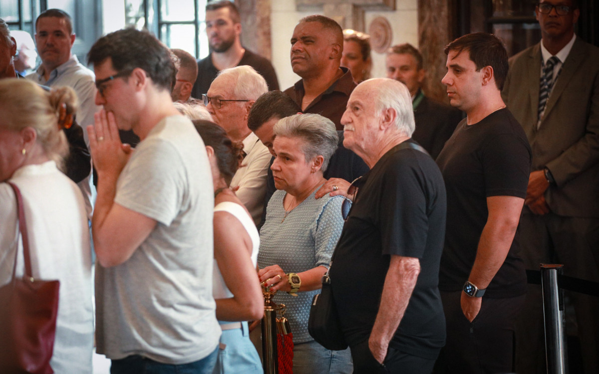 Ary Fontoura e Claudia Rodrigues comparecem ao velório de Ney Latorraca