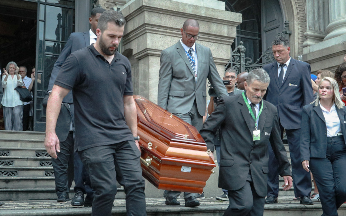 Caixão de Ney Latorraca deixa o Theatro Municipal, no Centro
