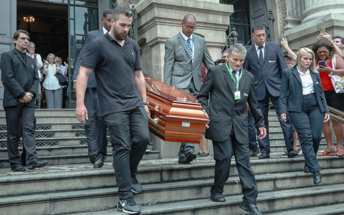 Caixão de Ney Latorraca deixa o Theatro Municipal, no Centro