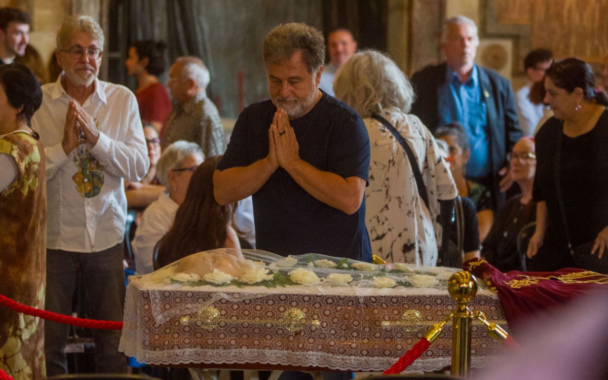 Marcos Frota comparece ao velório de Ney Latorraca