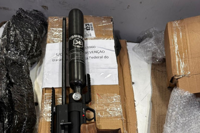 Receita Federal apreende R$ 130 mil em drogas e réplicas de armas