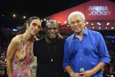 Vídeo! Pretinho da Serrinha recebe Marisa Monte e Paulinho da Viola em show