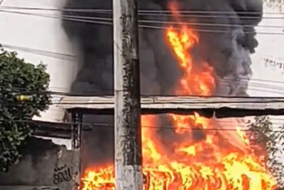 Ônibus pega fogo próximo à garagem de viação na Pavuna; veja vídeo