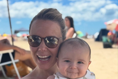 Filho de Grazie Schmitt esbanja fofura em cliques na praia: 'Curtindo'