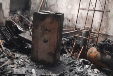 Vídeo: incêndio em galpão destrói materiais de escolas de samba em Niterói