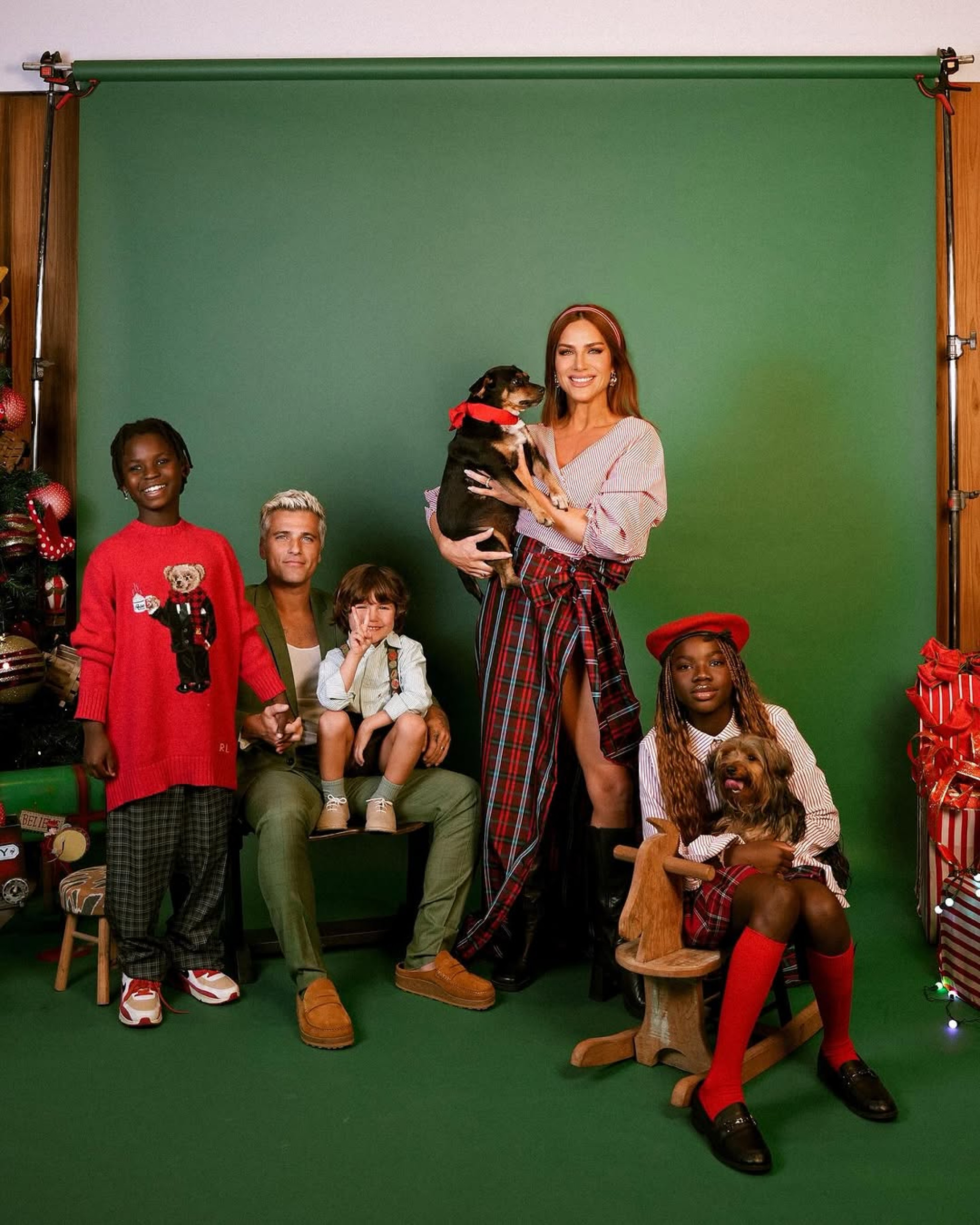 Bruno Gagliasso, Giovanna Ewbank e os três filhos  - Reprodução / Instagram 