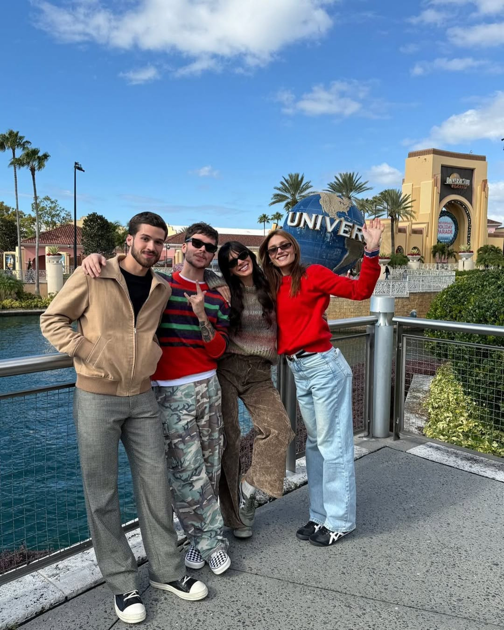 Bruna Marquezine, João Guilherme, Sasha e João Lucas aproveitam dia em parque da Disney
 - Reprodução / Instagram 