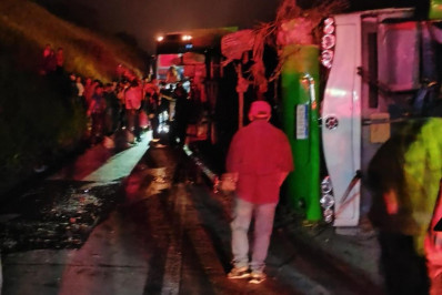 Ônibus bate em barranco, tomba e deixa pelo menos 20 pessoas feridas