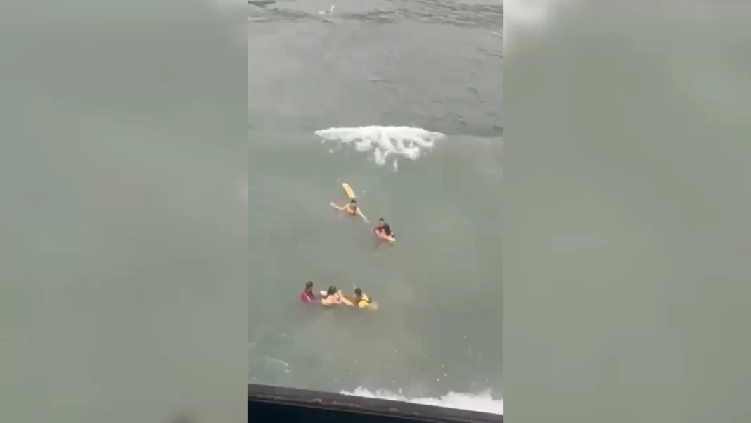 SP: crianças são resgatadas de afogamento em Ubatuba