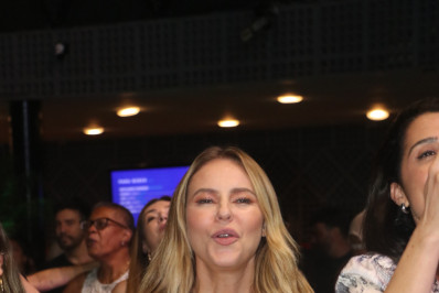 Paolla Oliveira curte show de Diogo Nogueira e Jorge Aragão