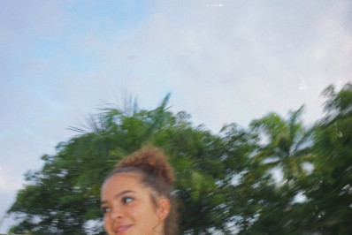 Mel Maia aposta em biquíni ousado e diferentão em dia de piscina 