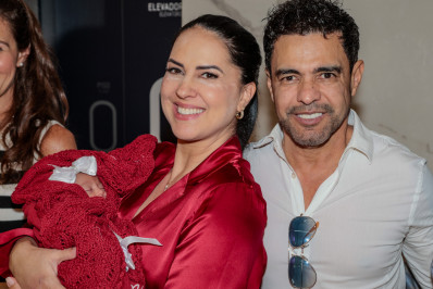 Graciele Lacerda e Zezé di Camargo deixam a maternidade com a filha Clara