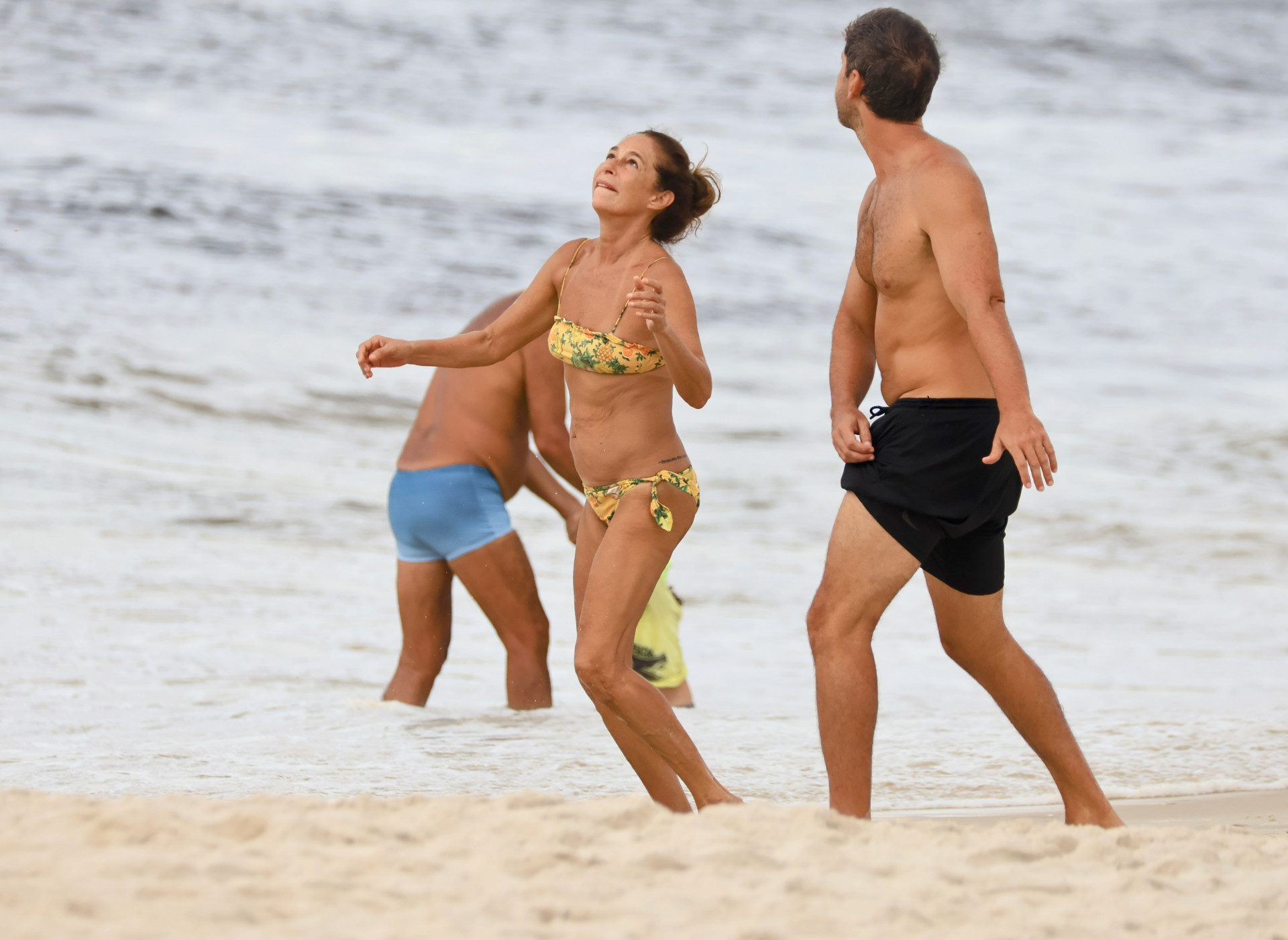 Andrea Beltrão joga altinha na praia de Copacabana com amigos - Dan Delmiro / Agnews