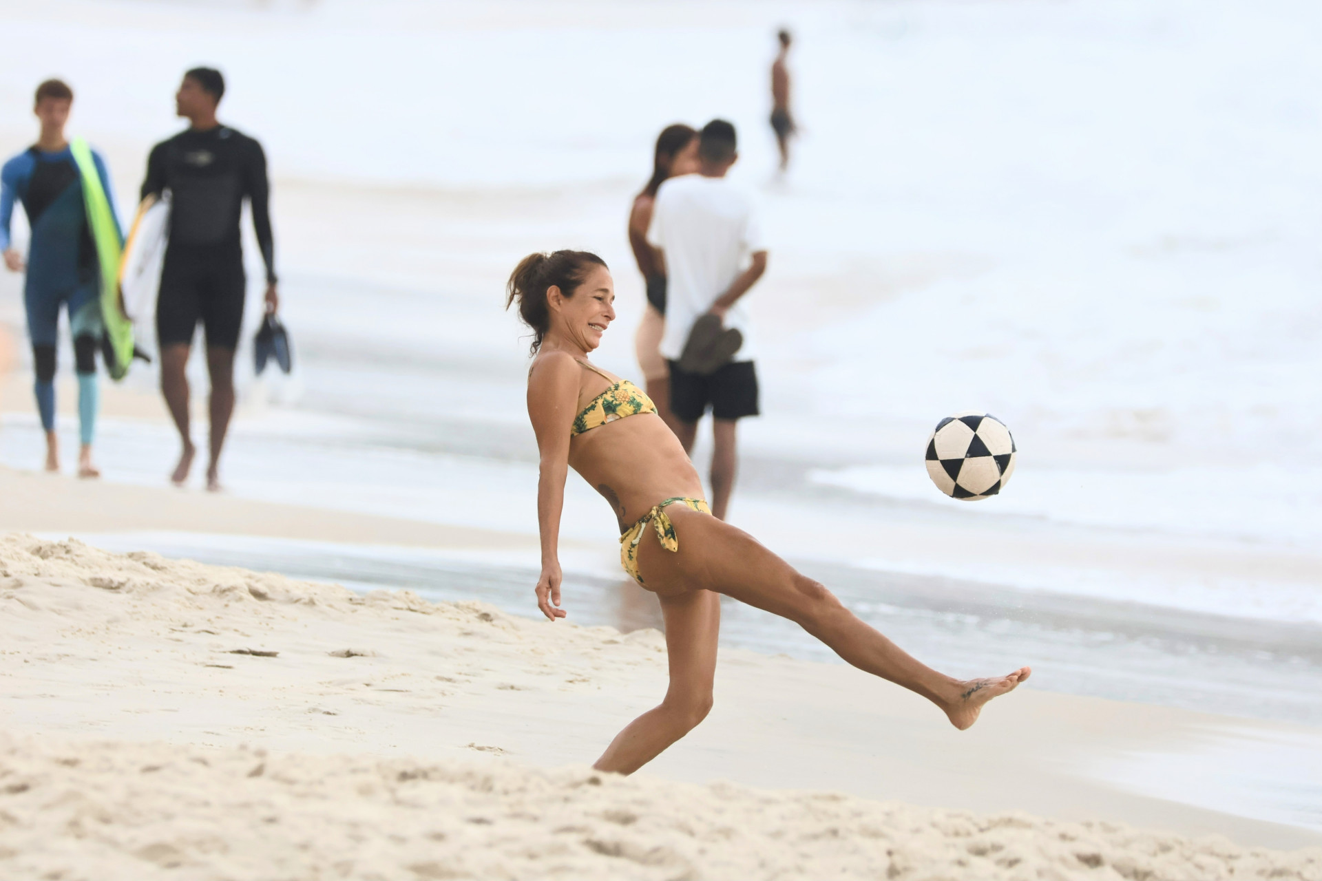 Andrea Beltrão joga altinha em praia no Rio - Dan Delmiro / Agnews