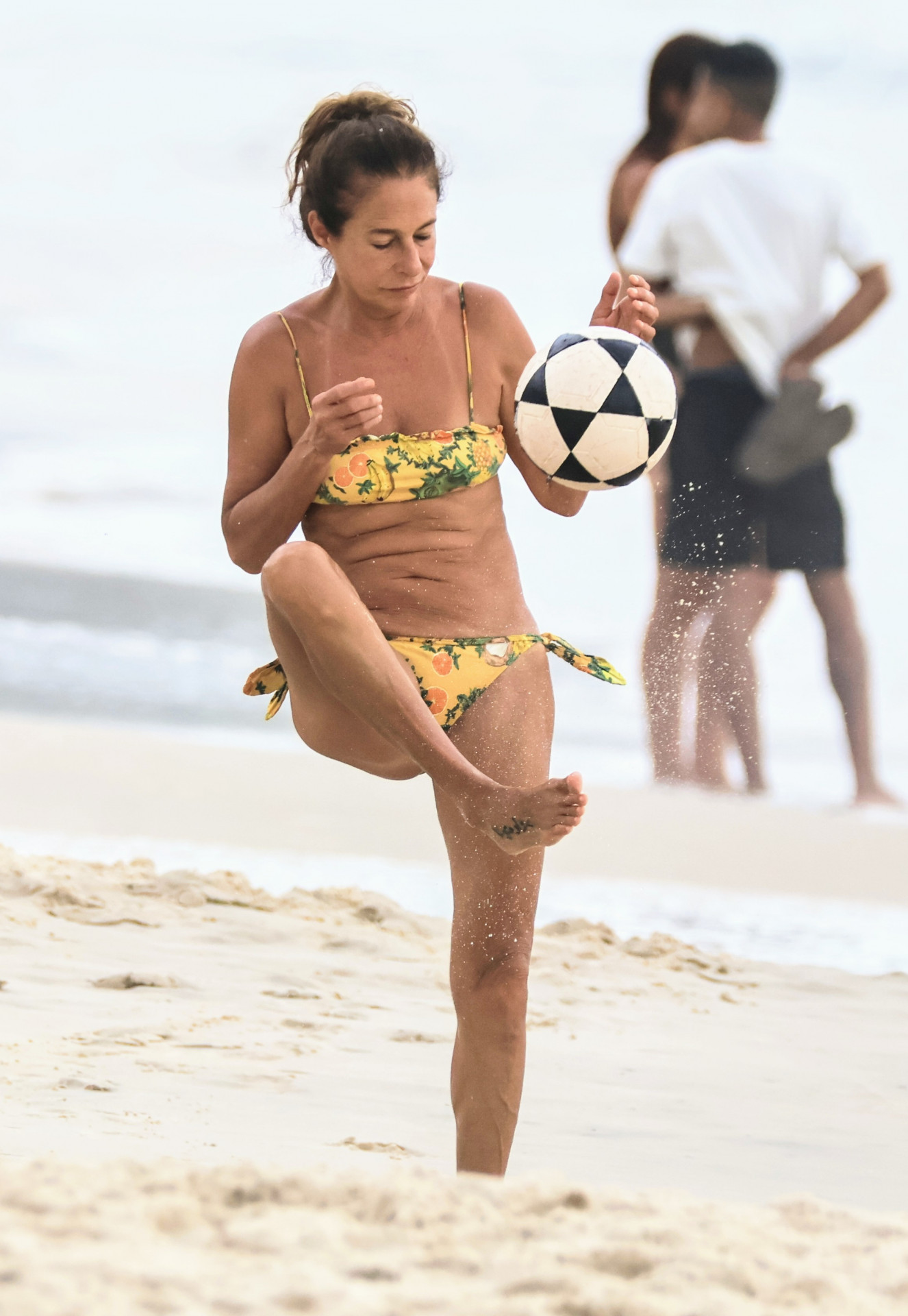Andrea Beltrão joga altinha na praia de Copacabana - Dan Delmiro / Agnews