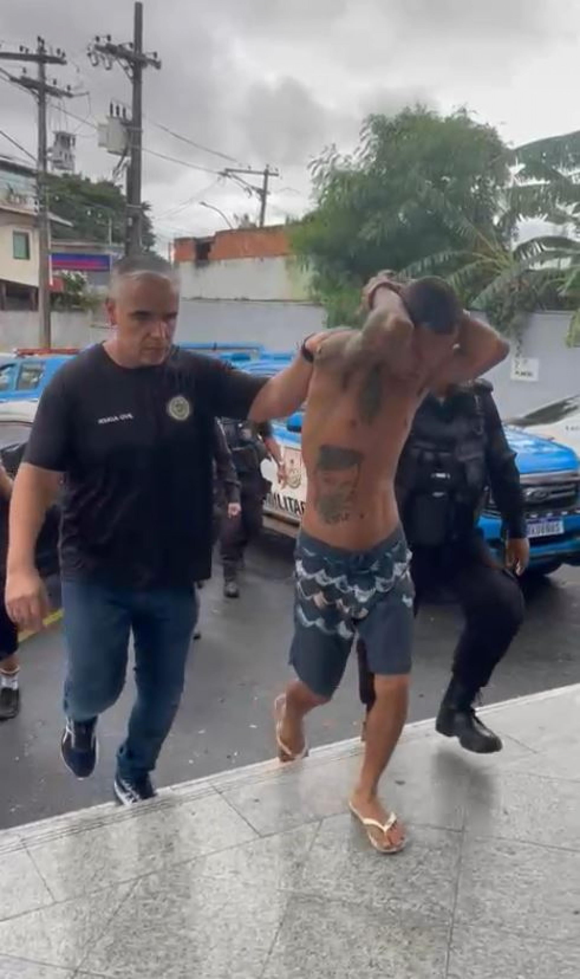 Momento em que Marcos chega à delegacia - Reprodução / PCRJ