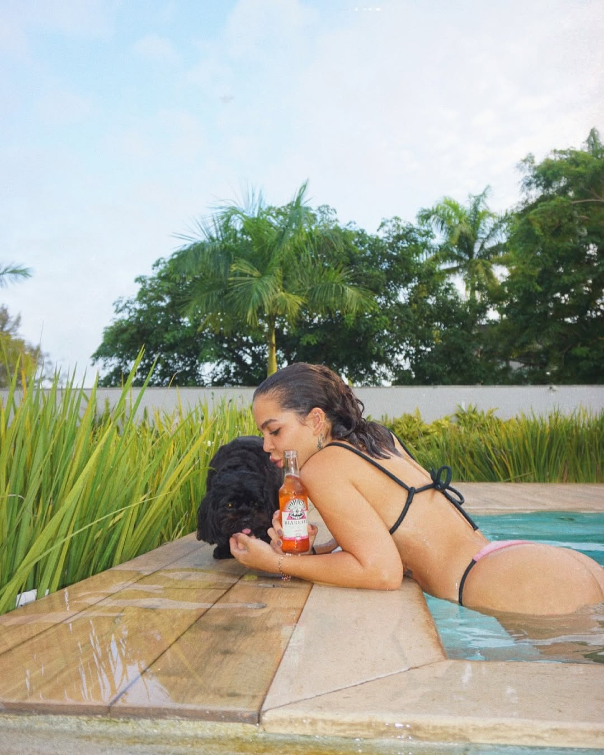 Mel Maia curte dia de piscina com o seu cachorrinho - Reprodução / Instagram