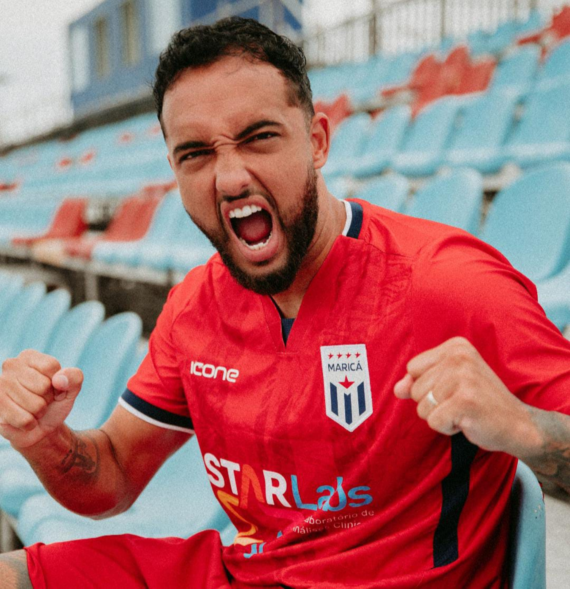 Camisa vermelha é a grande novidade do figurino 
