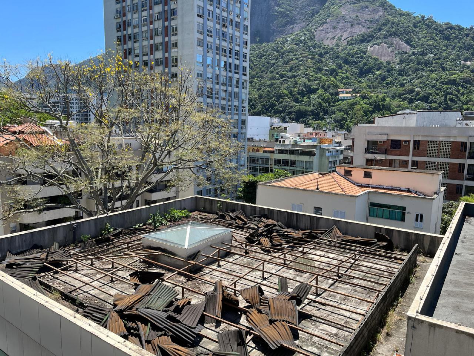 Obras de colégio particular no Humaitá, na Zona Sul do Rio, continuam mesmo após orientação contrária da CET-Rio - Divulgação