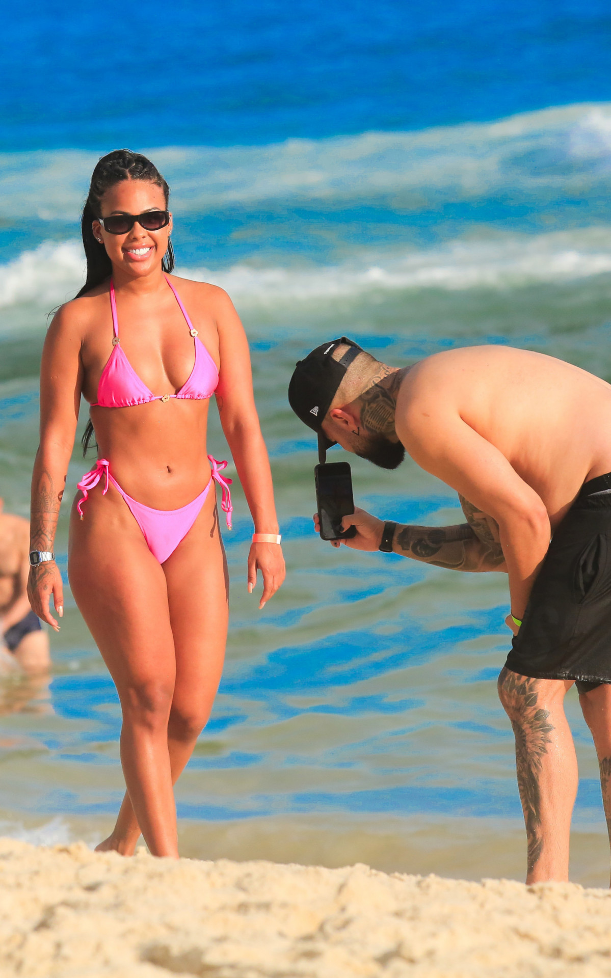 Marvvila exibe as curvas em praia da Zona Oeste