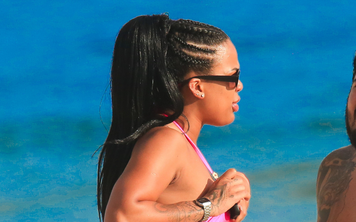 Marvvila exibe as curvas em praia da Zona Oeste