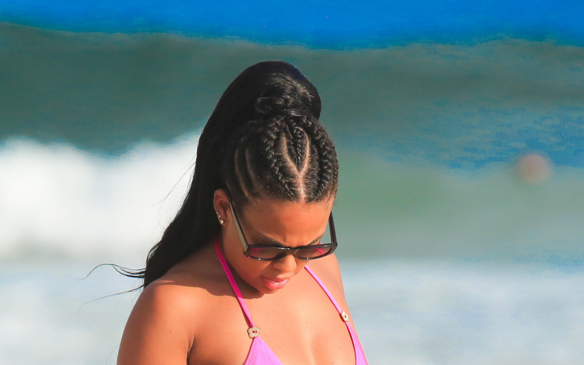 Marvvila exibe as curvas em praia da Zona Oeste