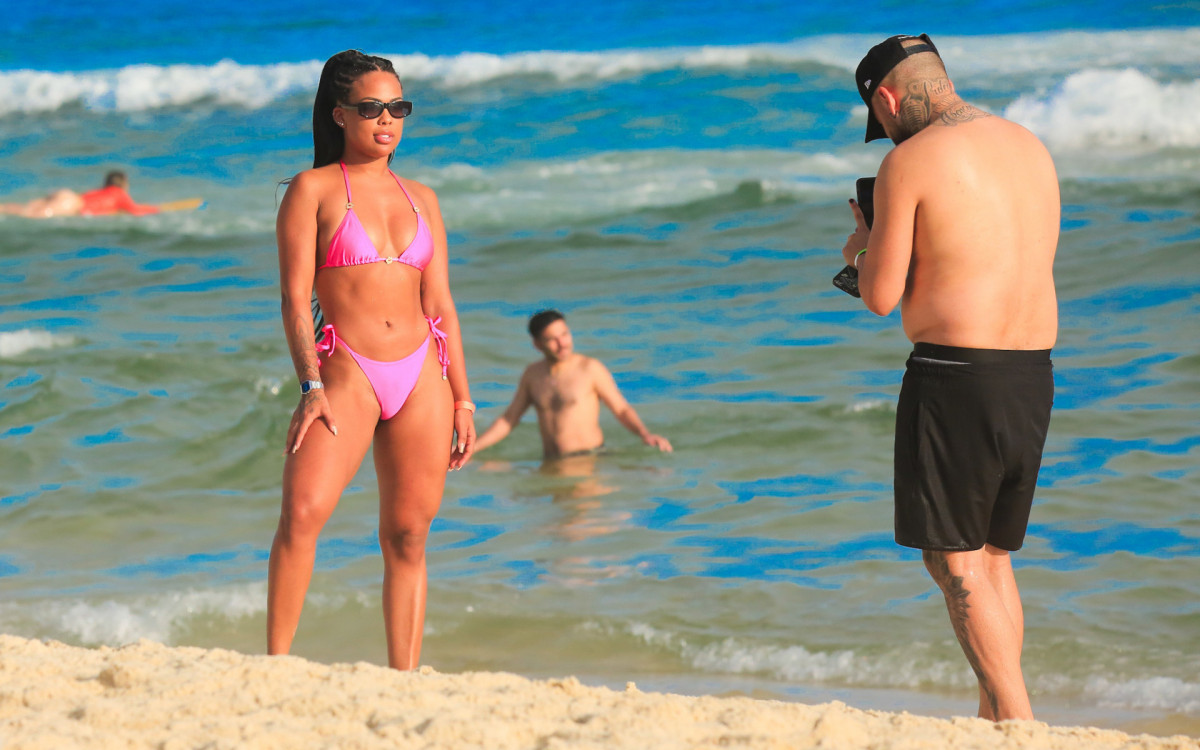 Marvvila exibe as curvas em praia da Zona Oeste